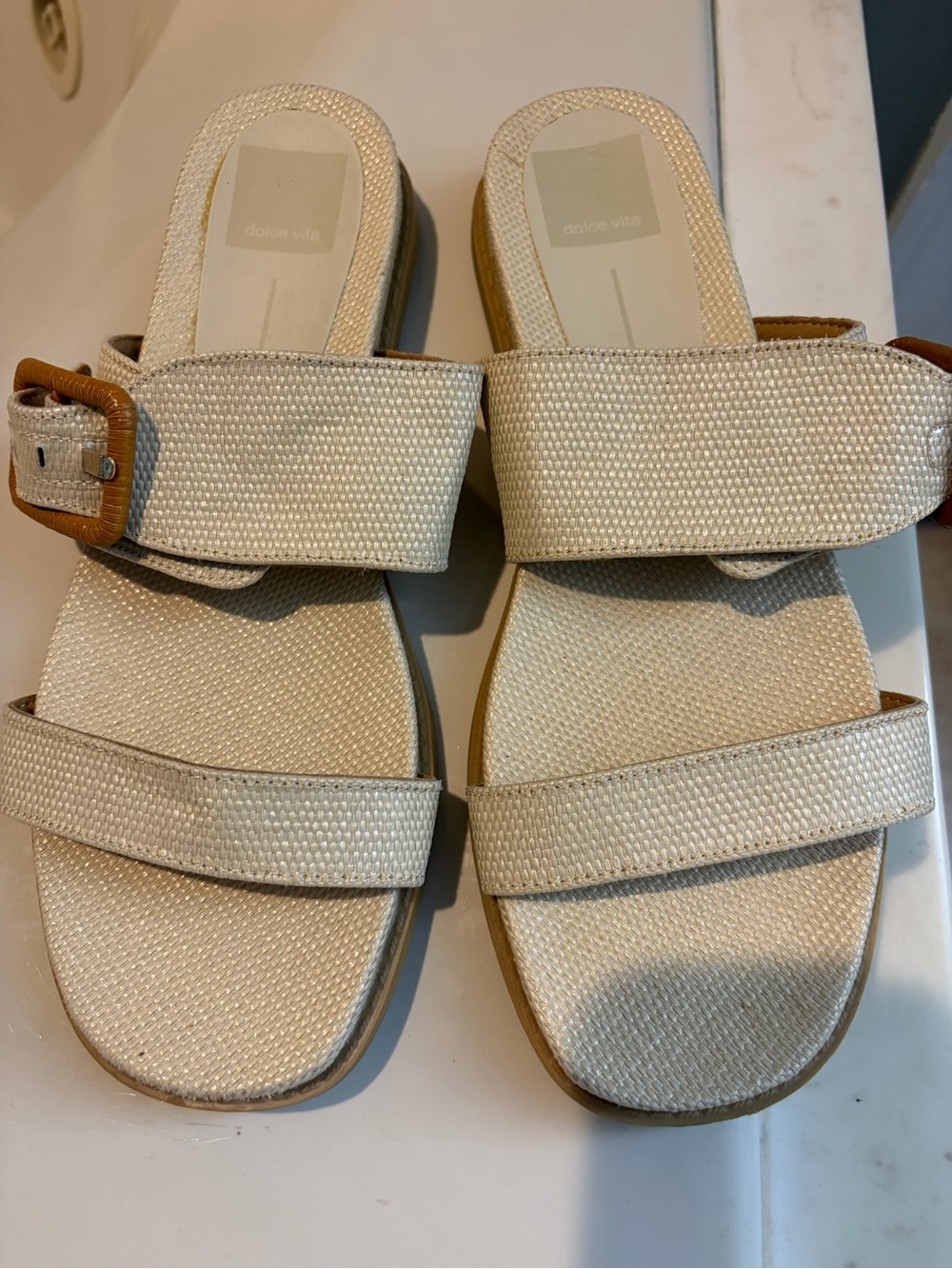 Dolce Vita Womenโs Cream Slide Sandals sz 8 EUC worn 2x very comfy versatile